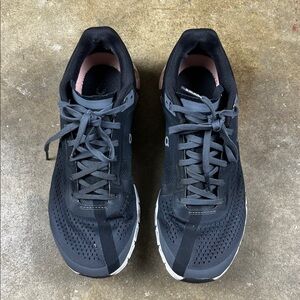 ON Running Oncloud cloudflow in gray and pink
Size: 6.5